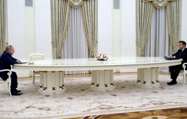 След срещата край 4-метровата маса в Кремъл, Путин и Макрон...