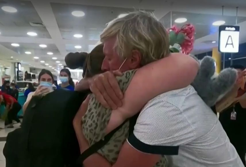 Реки от сълзи по летищата в Австралия, за пръв път от 2 години... ВИДЕО
