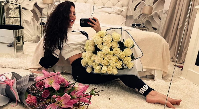 Валери Стефанова получи изненадващ подарък в плик и 70 бели рози за РД СНИМКИ