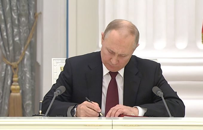 Путин призна независимостта на ДНР и ЛНР, а Зеленски...  
