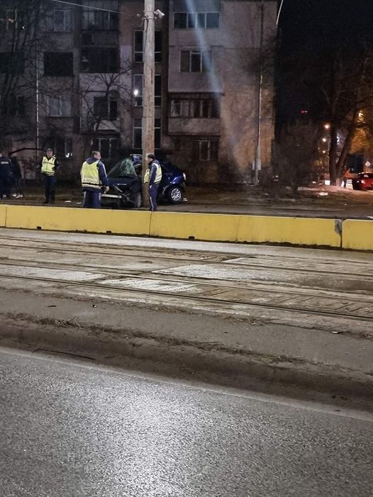 Сигнал до БЛИЦ: Зверска катастрофа по тъмно в София, млад шофьор лежи безжизнен СНИМКА