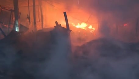 Голям пожар пламна във ферма със стотици животни до Велико Търново ВИДЕО