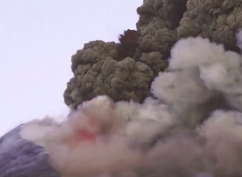Вулканът Етна отново изригна с огромен стълб от дим и пепел ВИДЕО