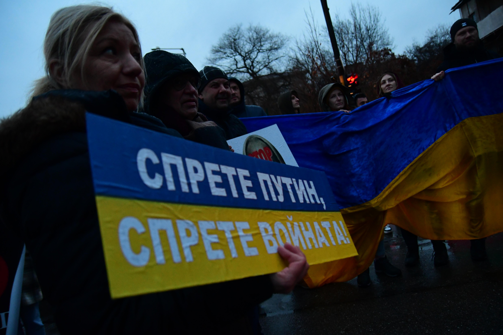 Пред руското посолство в София почерня от народ СНИМКИ 