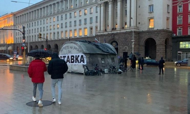 Случилото се посред нощ пред НС шокира всички СНИМКИ