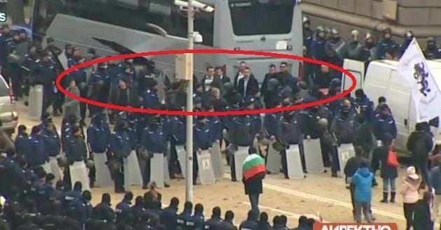 Петков излезе пред протестиращите и ето какво се случи БЛИЦ TV
