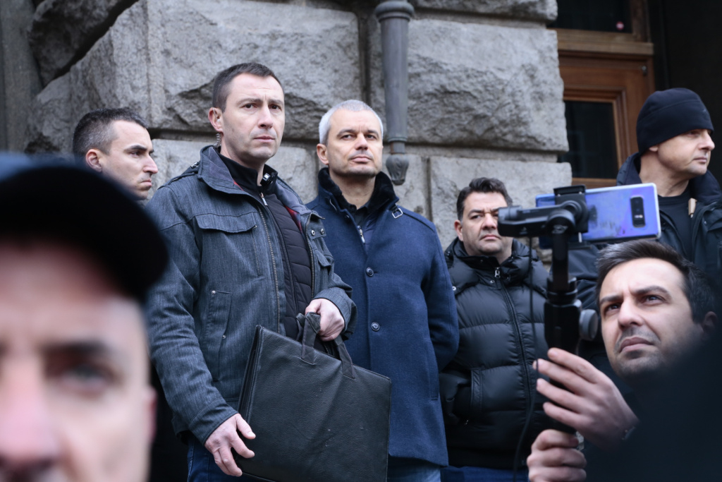 Петков излезе пред протестиращите и ето какво се случи БЛИЦ TV