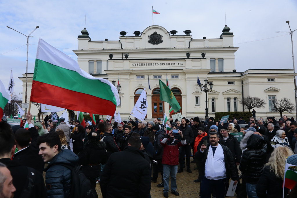 БЛИЦ TV: Протестиращи хокат Петков - евтин трюфел в скъпа опаковка ВИДЕО