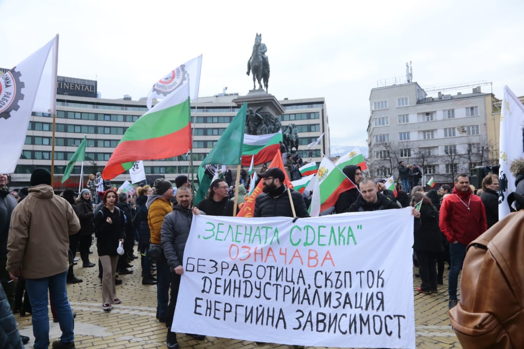 Ето какво се случи с протеста на "Възраждане", след като освиркаха Петков СНИМКИ