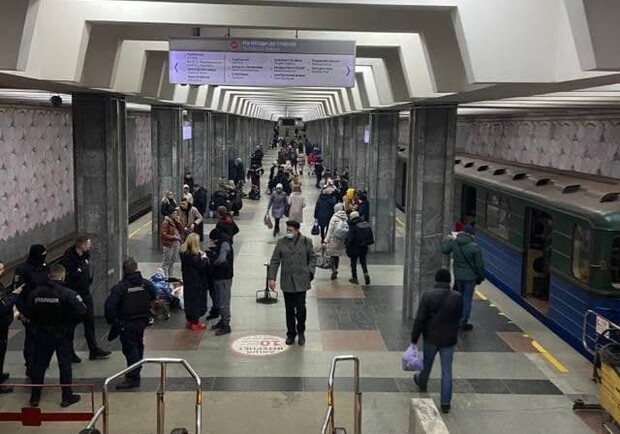 Руски танкове обкръжиха Харков, метрото е спряно и хората се крият в тунелите ВИДЕО