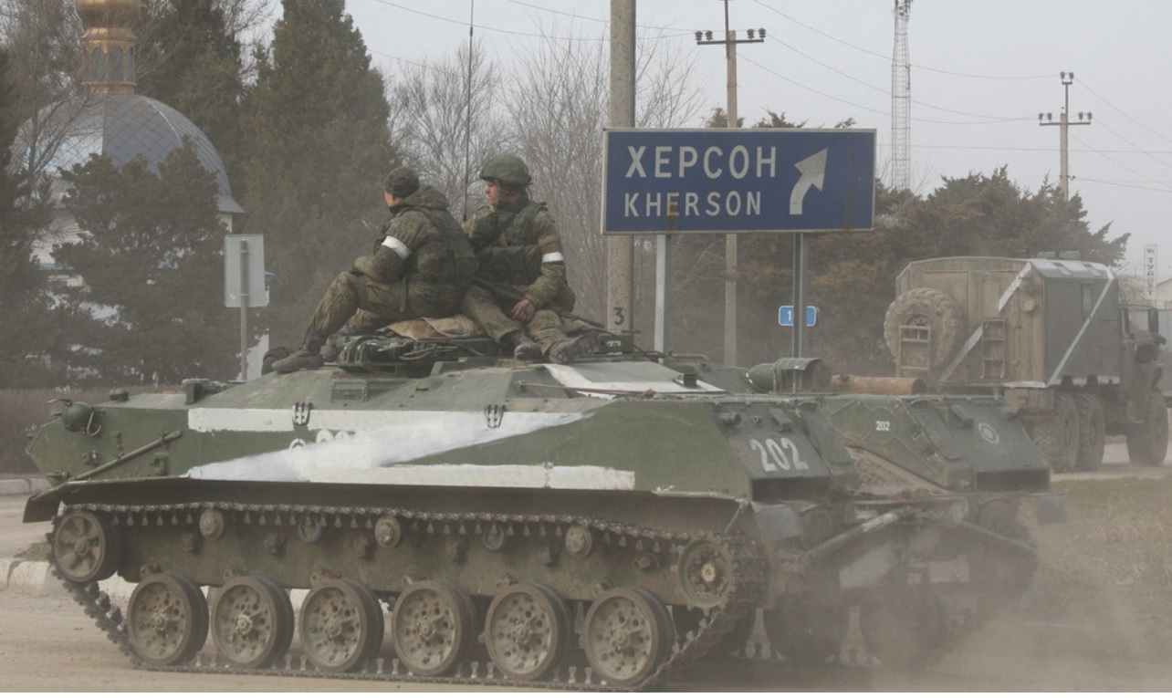 Руска бронирана колона навлезе в Херсон без съпротива ВИДЕО
