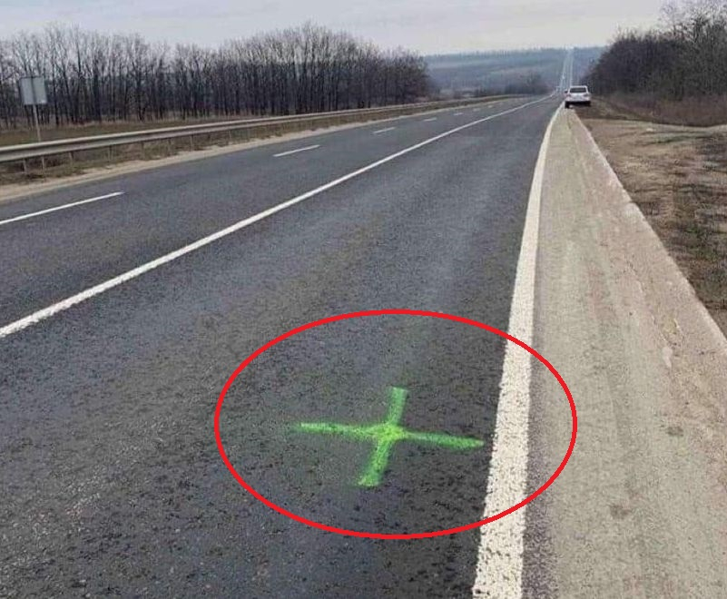 Загадъчни руски военни маркировки белязаха пътищата из Украйна! СНИМКИ