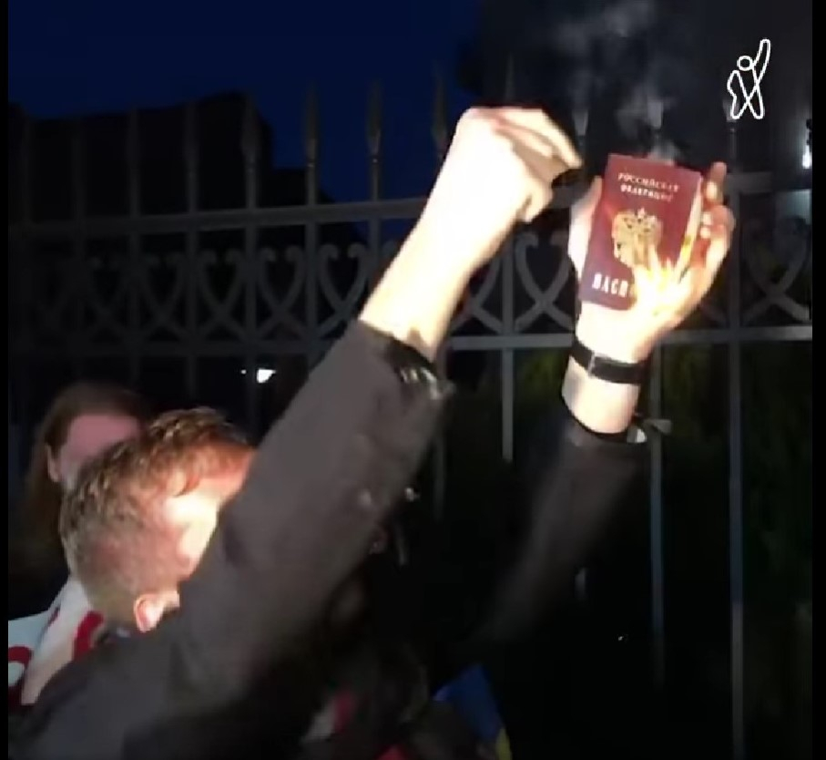  Горят паспорти в знак на протест срещу войната в Украйна ВИДЕО