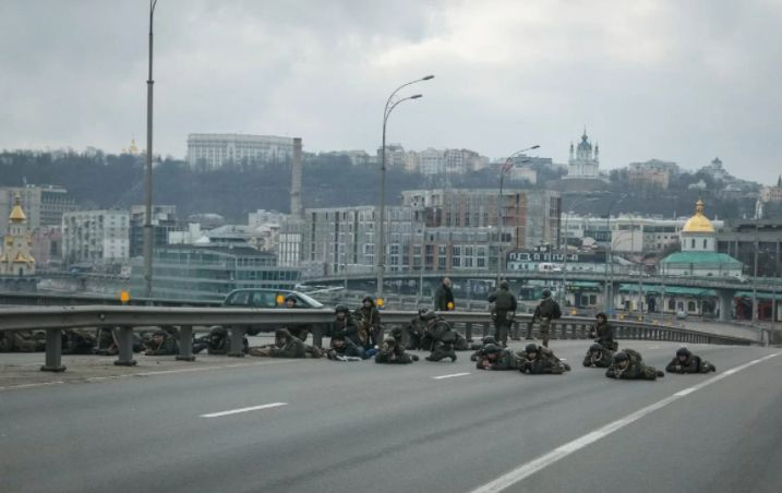 НА ЖИВО от Киев! Ето как украински военни бранят столицата СНИМКИ