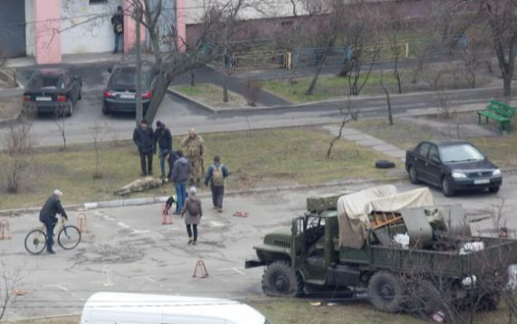 НА ЖИВО от Киев! Ето как украински военни бранят столицата СНИМКИ