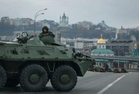 НА ЖИВО от Киев! Ето как украински военни бранят столицата СНИМКИ