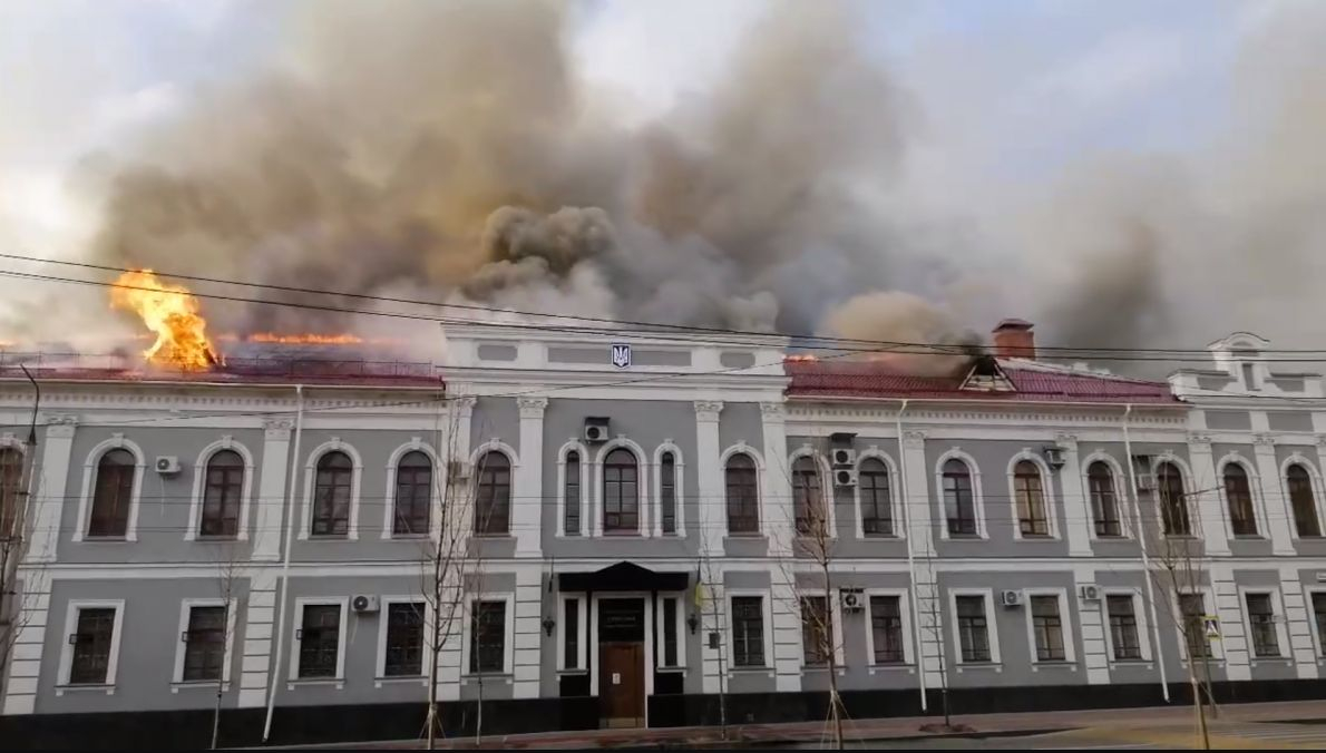 Руски войски обсадиха Чернигов, гори сградата на СБУ, кметът избяга ВИДЕО