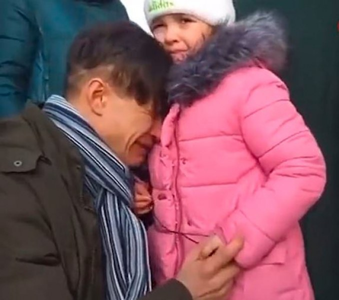 Баща плаче неистово, докато се разделя с дъщеричката си заради Зеленски ВИДЕО