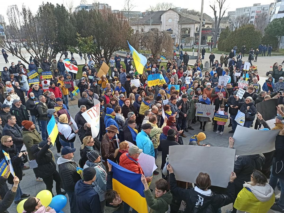Протестиращи във Варна гориха руски паспорти, а в Бургас... ВИДЕО 