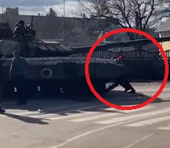 В Северна Украйна хора се хвърлят пред танковете, за да спрат врага ВИДЕО 
