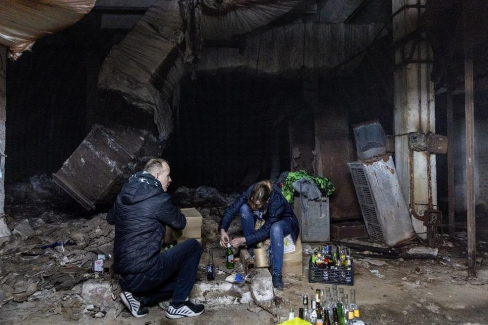 СНИМКИ показват с какви опасни неща се занимават украинките в бункерите 