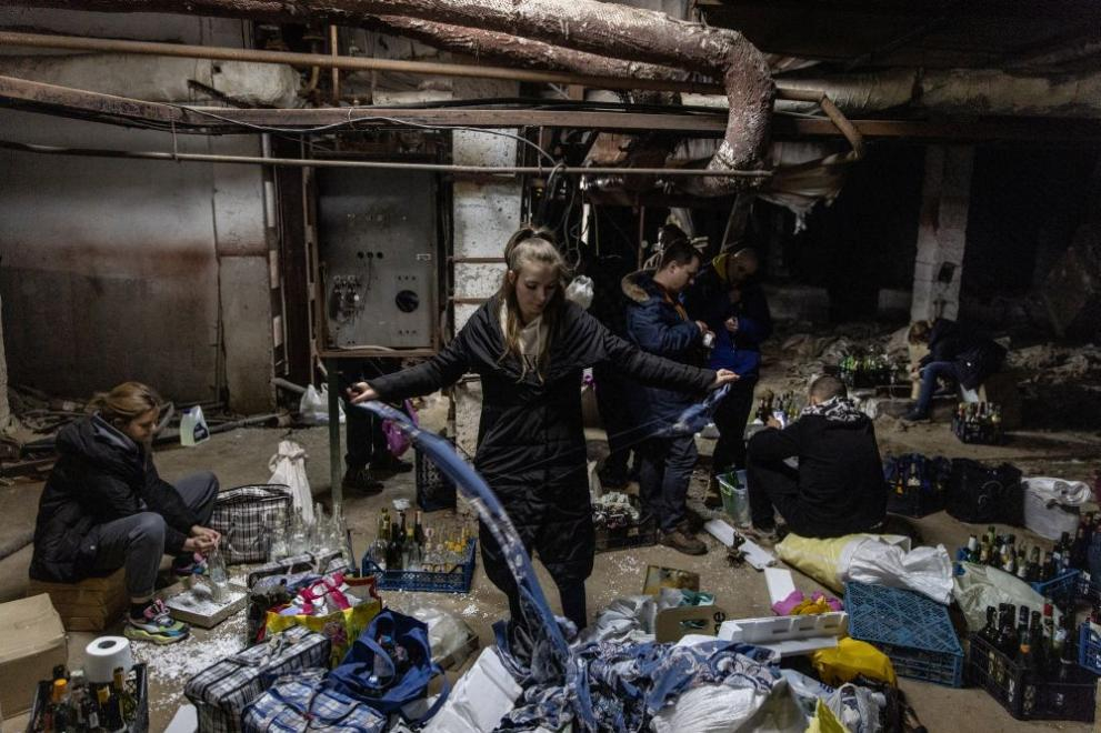 СНИМКИ показват с какви опасни неща се занимават украинките в бункерите 