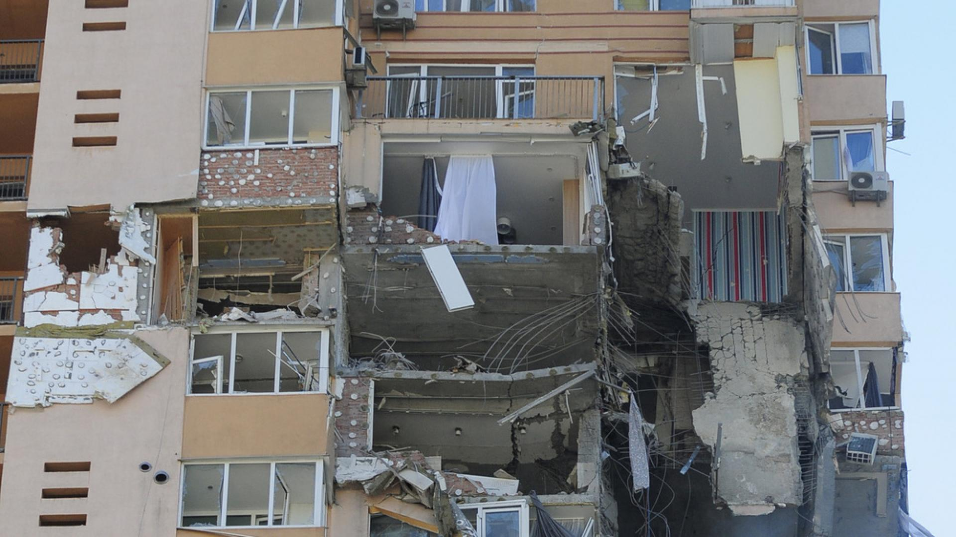 Снаряд удари 9-етажна жилищна сграда в Киевска област ВИДЕО