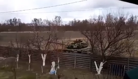 Огромни колони от руски танкове и бронетехника напредват към Киев ВИДЕО