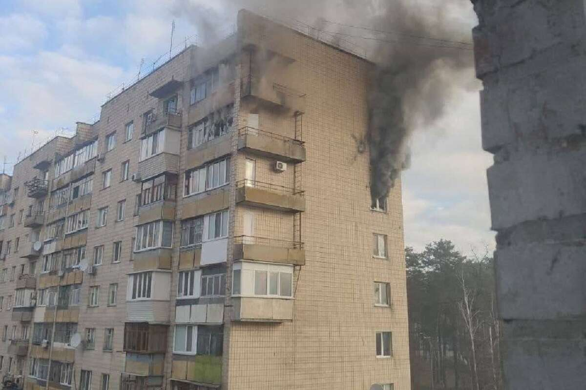 Снаряд удари 9-етажна жилищна сграда в Киевска област ВИДЕО