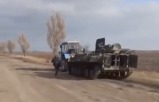 Вижте как украински селяни откраднаха руска бойна машина ВИДЕО