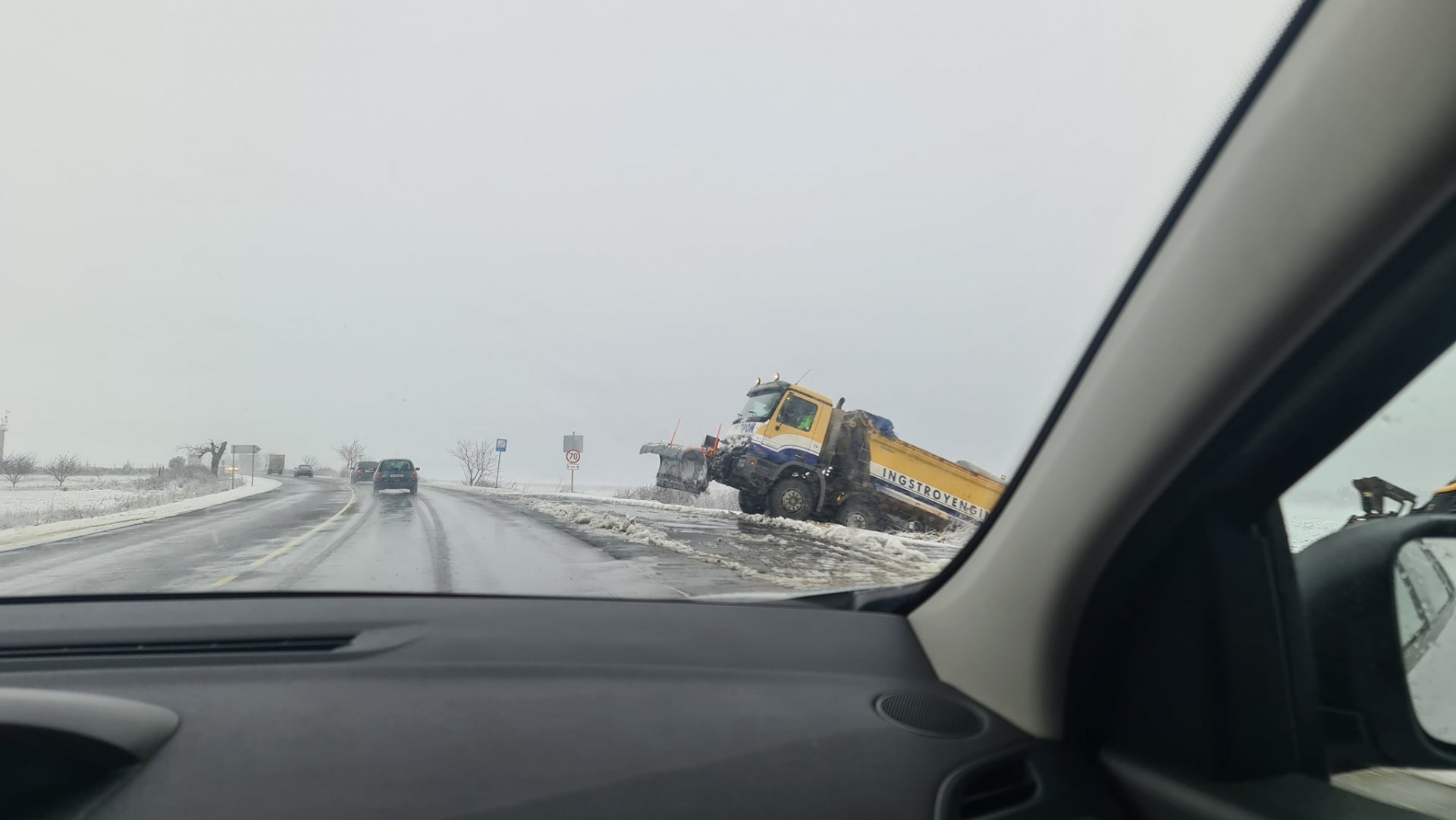 Снегорин изхвърча от пътя във Варненско, ето кой му се притече на помощ СНИМКИ