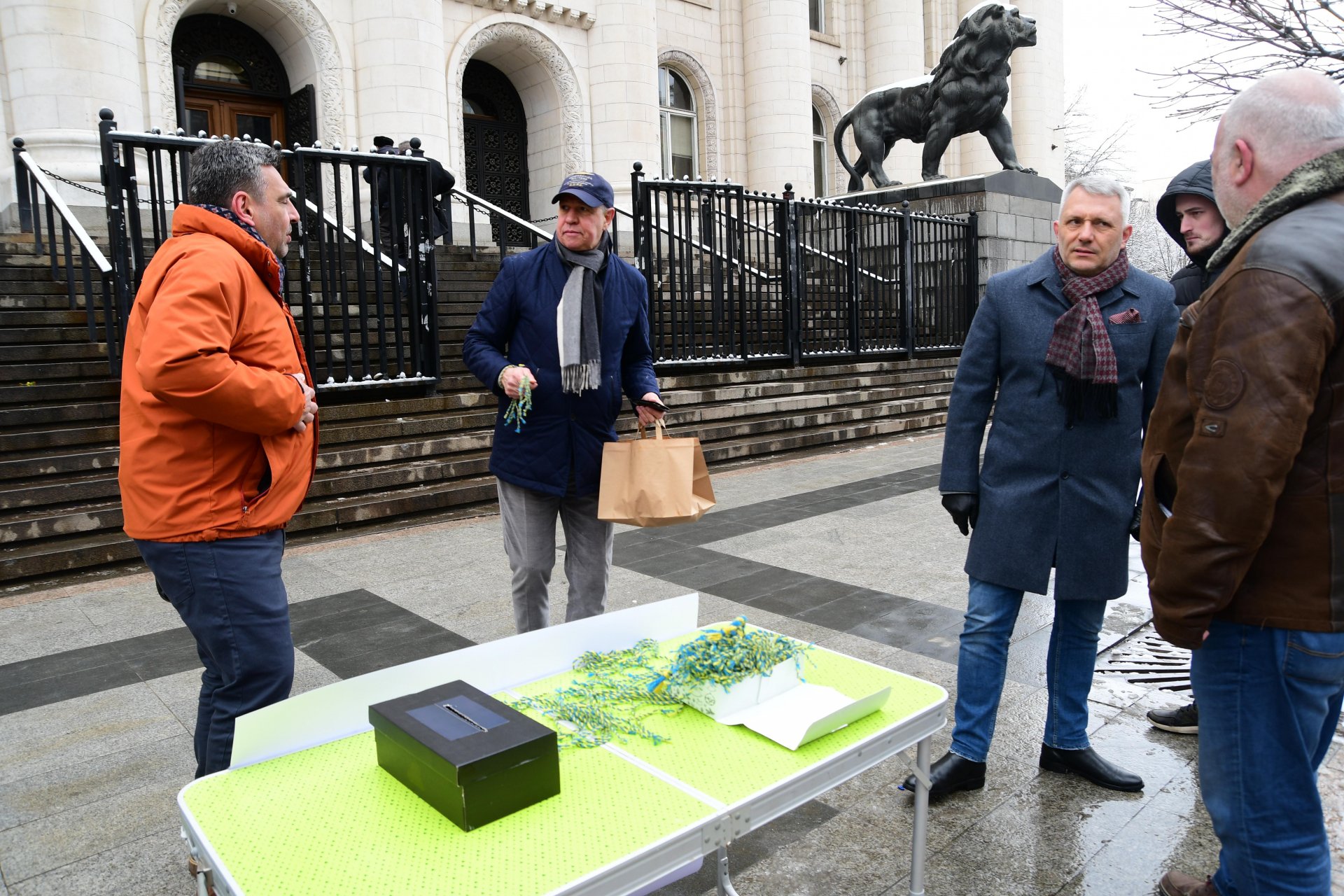 Хаджигенов и Бабикян се изгавриха и с българската мартеница в угода на... СНИМКИ 