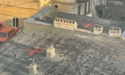 Зловещи символи по покривите на сградите в Киев ужасиха гражданите и те се втурнаха да ги трият СНИМКИ