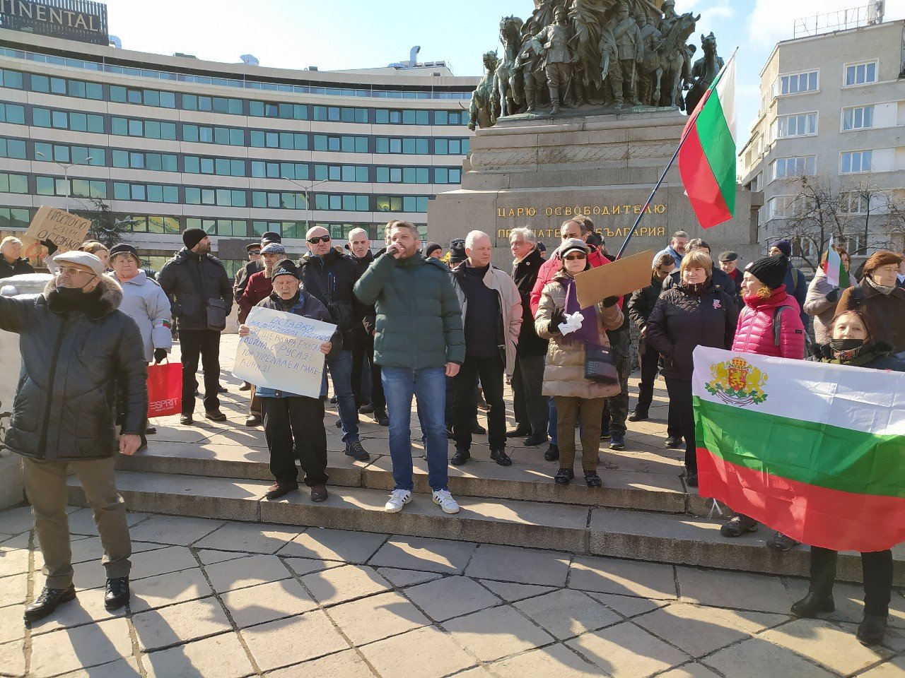 Протест пред парламента иска оставката на Петков и подкрепя Янев СНИМКИ