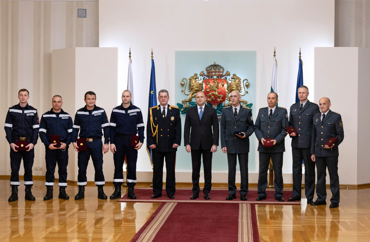 Радев връчи отличия на българските огнеборци