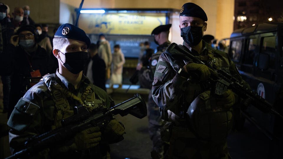 В Париж задържаха 14 легионери, тръгнали да се бият за Украйна 