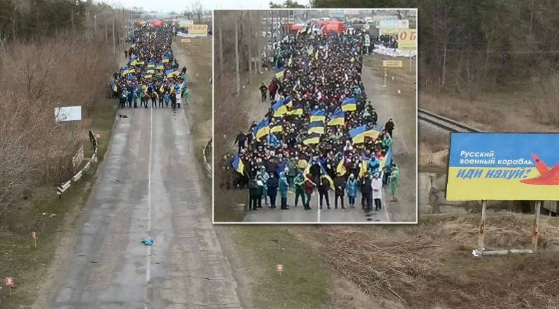 Стотици украинци бранят с жива верига най-голямата АЕЦ в Европа от руснаците ВИДЕО