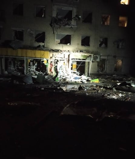 Тежък обстрел: Въздушен удар разруши сграда край Харков, има убити деца СНИМКА