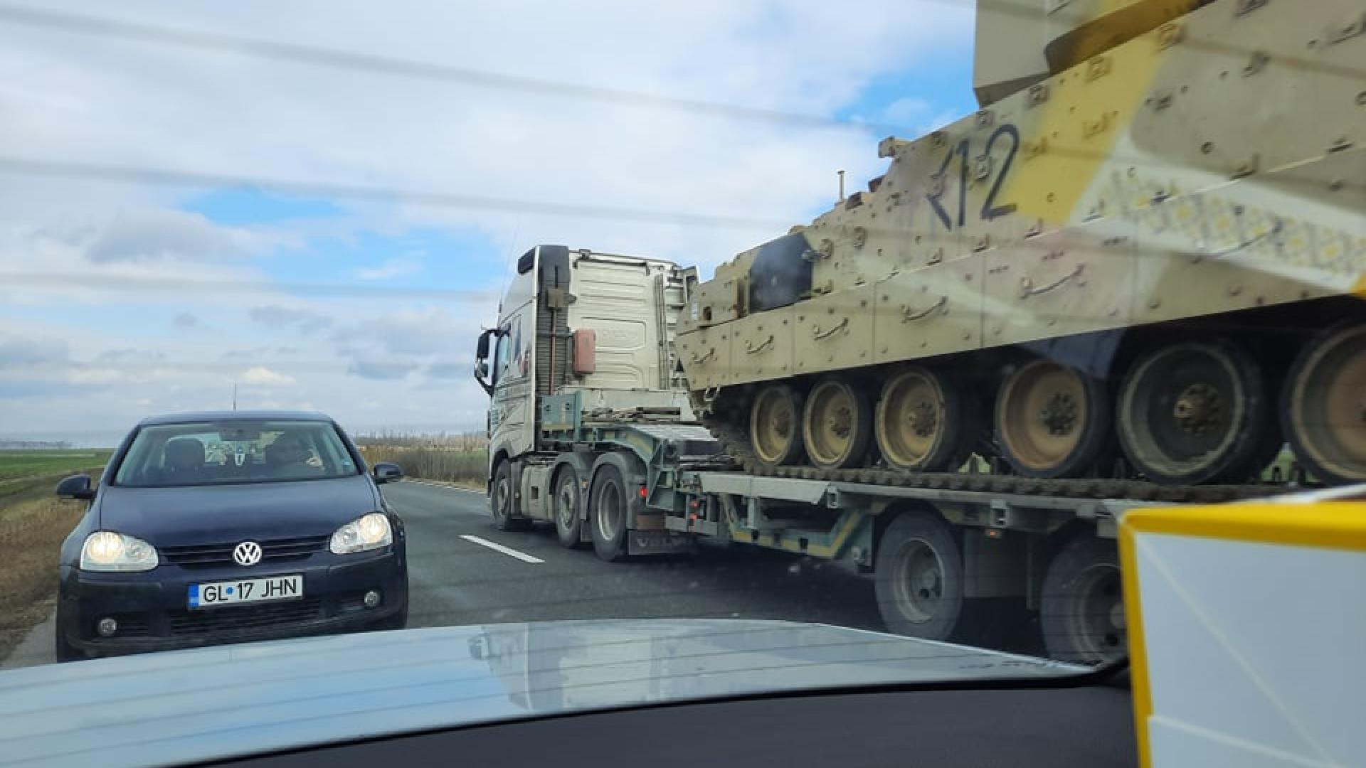 Конвой от танкове, насочили се към Украйна, премина през... СНИМКИ
