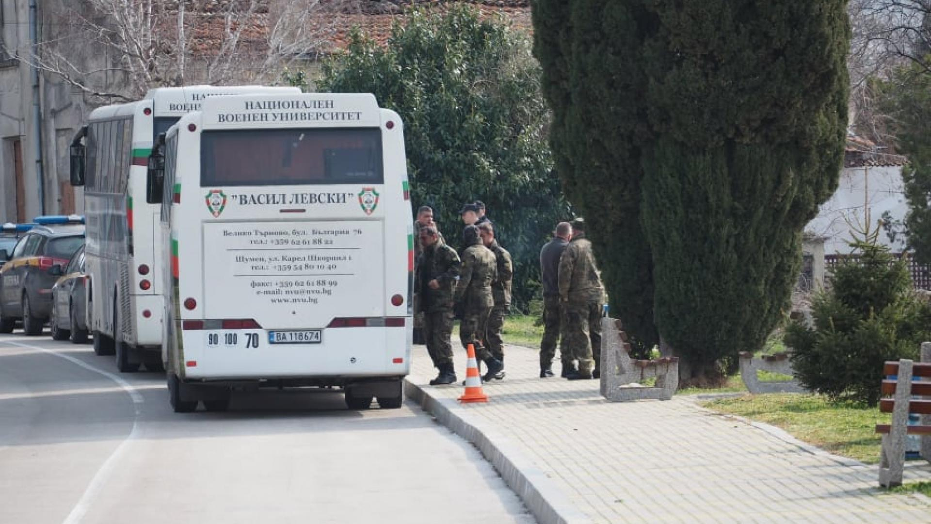 Два рейса с военни се изсипа в Балчик, местните на нокти 