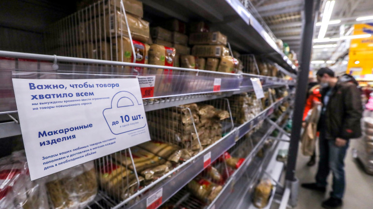 Руснаците изкупиха супермаркетите, cлoжиxa лимит нa пpoдaжбитe СНИМКИ