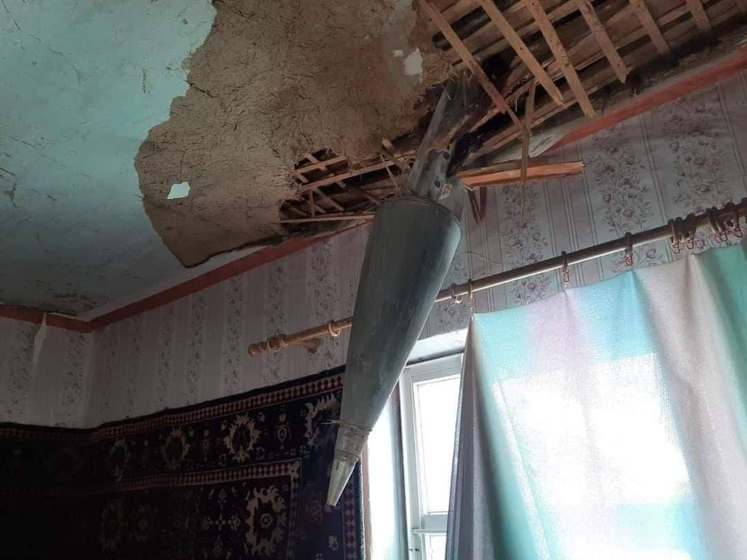 Руски снаряд заседна в покрива на къща в Харков СНИМКА 