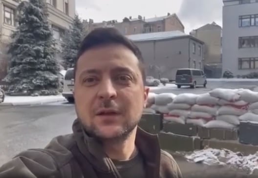 Специалист по монтажа показа защо най-новото ВИДЕО на Зеленски в Киев пак е фейк
