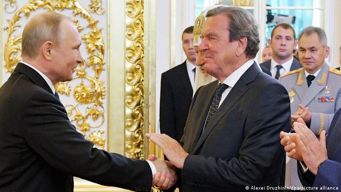 Бивш германски канцлер пристигна в Москва за среща с Путин 