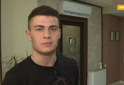16 г. Андрей заряза дом и семейство в Украйна и сам дойде в България ВИДЕО