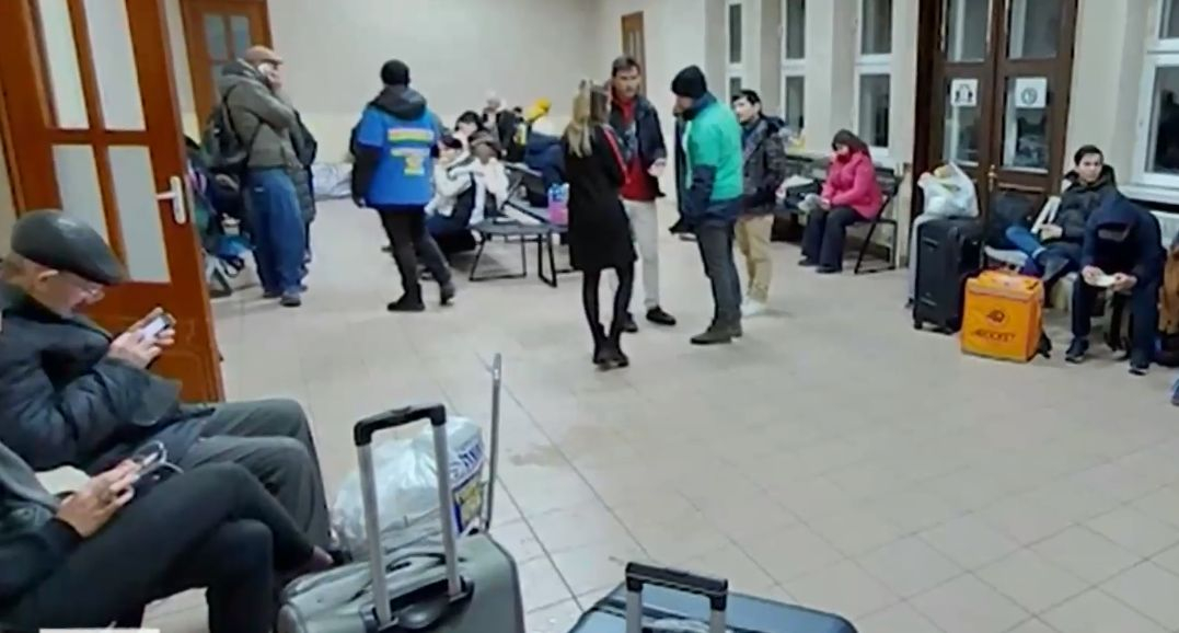 Хаос в Русе заради прииждащите с автобуси украински бежанци ВИДЕО
