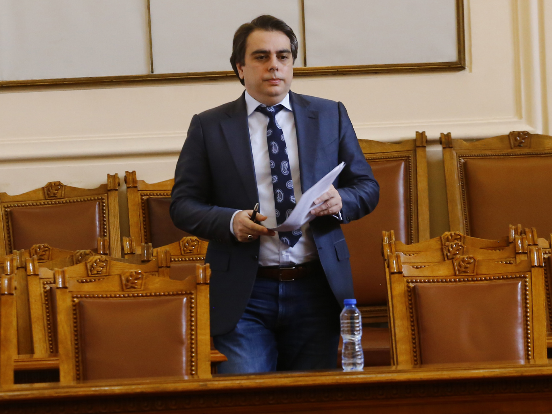 Асен Василев с удар по човек на Слави за най-горещия пост в държавата