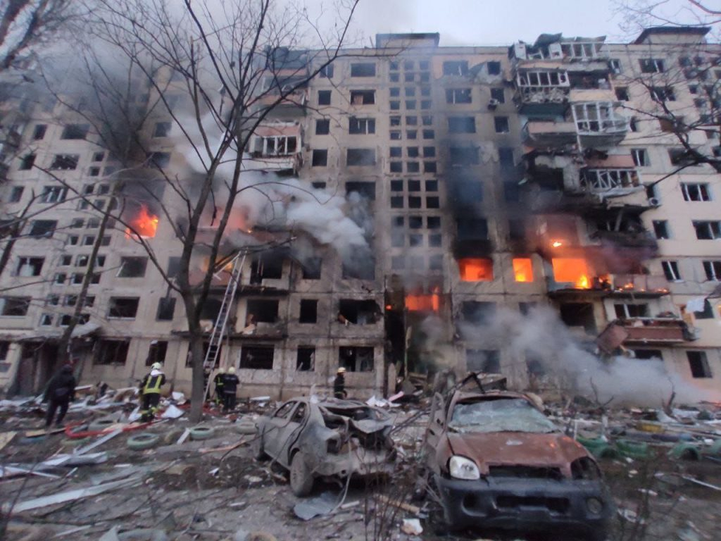 Снаряд удари жилищен блок в Киев, има загинали ВИДЕО