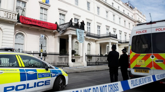 Проукраински екстремисти нахлуха в лондонско имение на руски богаташ и го "освободиха" от Путин