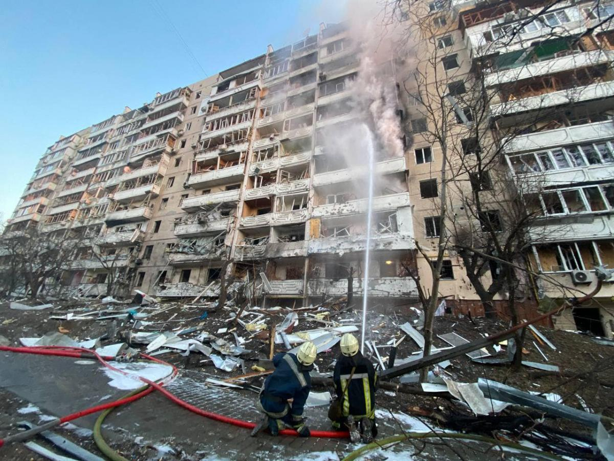 Снаряди се сипят над Киев, поразена е метростанция, гори жилищен блок ВИДЕО